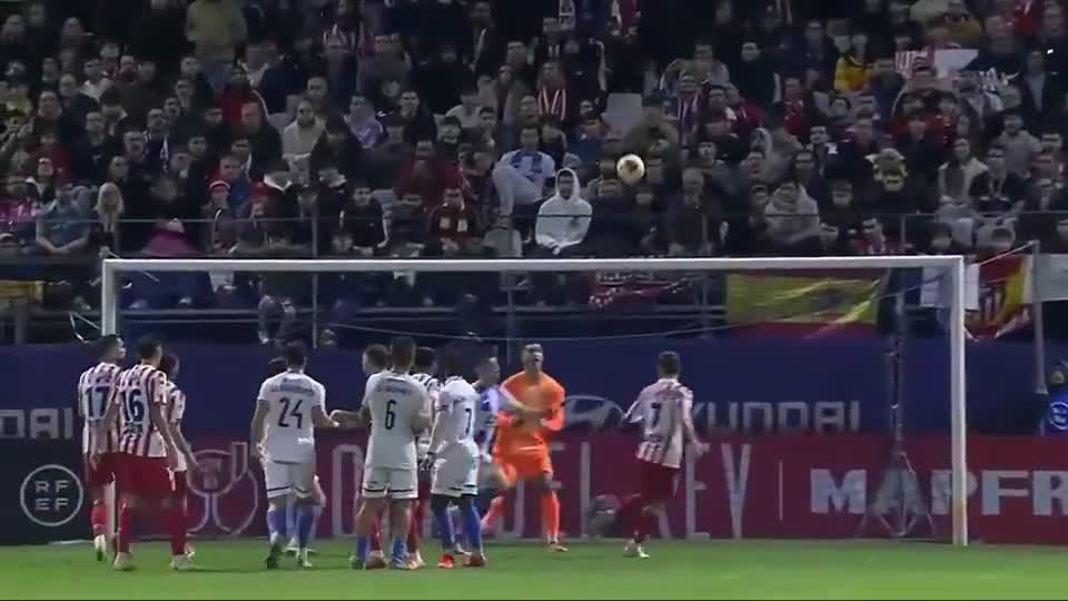 巴萨小将亚马尔父亲在贝蒂斯球迷区庆祝被带离